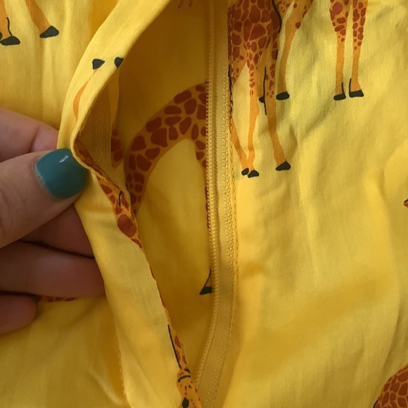 NWT Modcloth Giraffe Shorts- L - Picture 2 of 6